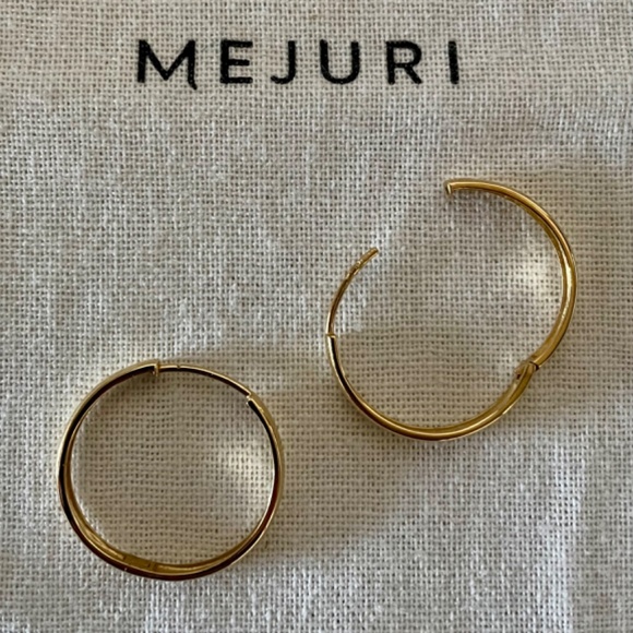 Mejuri Bold Large Hoops in 14k Yellow Gold - Picture 4 of 4
